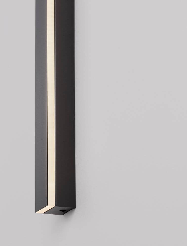 Colby LED Wandleuchte 3000K Schwarz an einer Wand, modernes Design mit indirektem Licht