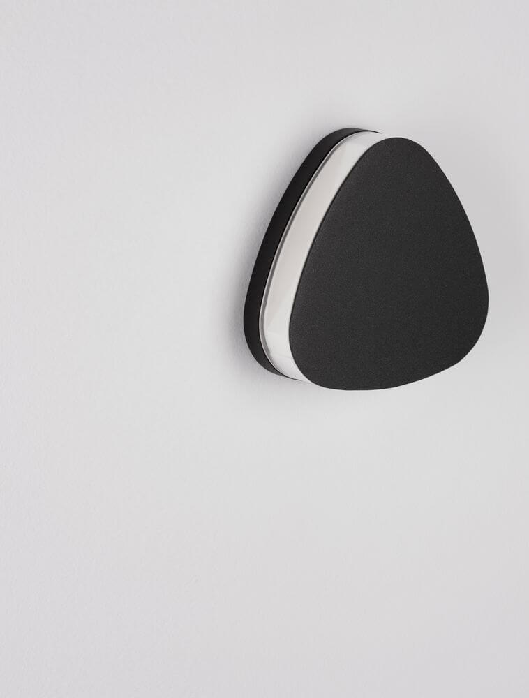 Combo LED Außenwandleuchte 3000K Anthrazit IP65 an einer Wand montiert, modernes Design.