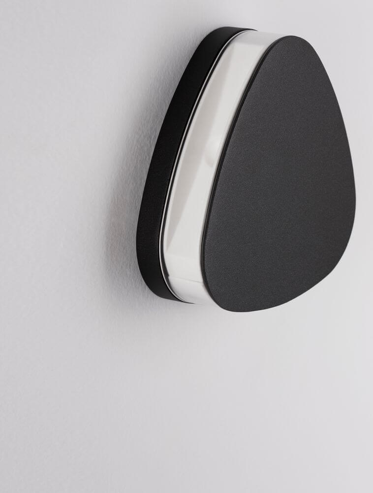 Combo LED Außenwandleuchte 3000K Anthrazit IP65 an einer Wand montiert