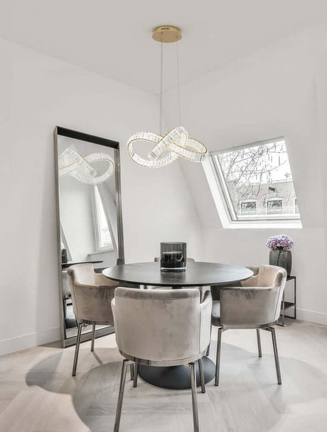 Conceto LED Pendel Knyttet Ø 60cm 3500K over et elegant spisebord i et moderne rum.