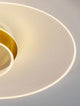 Detailaufnahme der eleganten Copo LED Deckenleuchte mit goldenen Akzenten und hellem Licht.