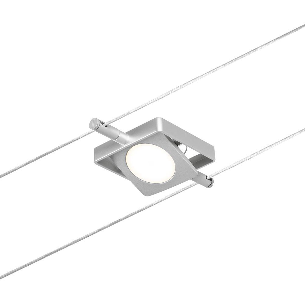 Einzelspot MacLED in Chrom matt, montiert im Seilsystem für flexible Raumgestaltung.