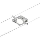 Einzelspot MacLED in Chrom matt, montiert im Seilsystem für flexible Raumgestaltung.