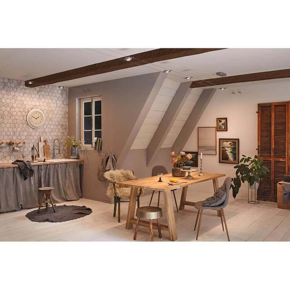 Gemütlicher Essbereich mit Holztisch, Stühlen und moderner Küchenzeile in stilvollem Raum.