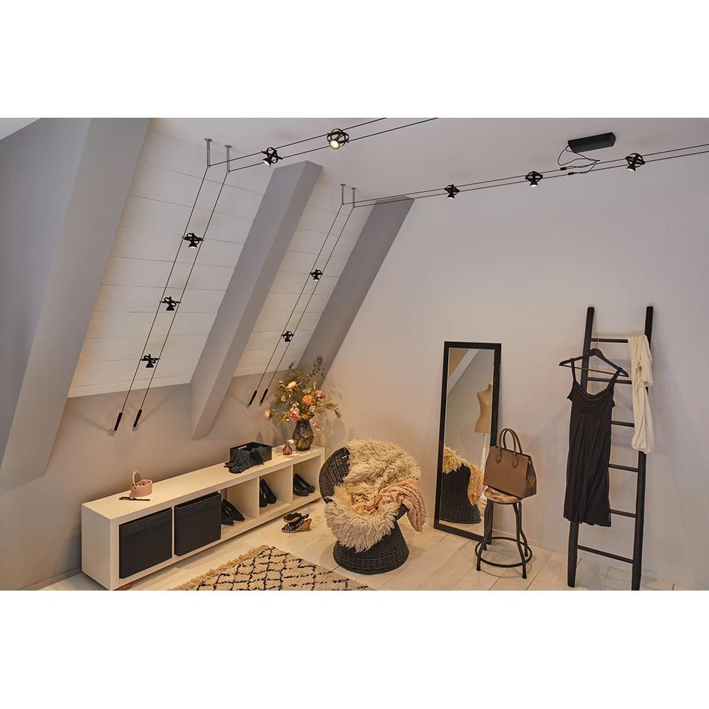 CorDuo Seilsystem Cardan Basis-Set Schwarz-Matt in stilvollem Raum mit Wand- und Deckenmontage.