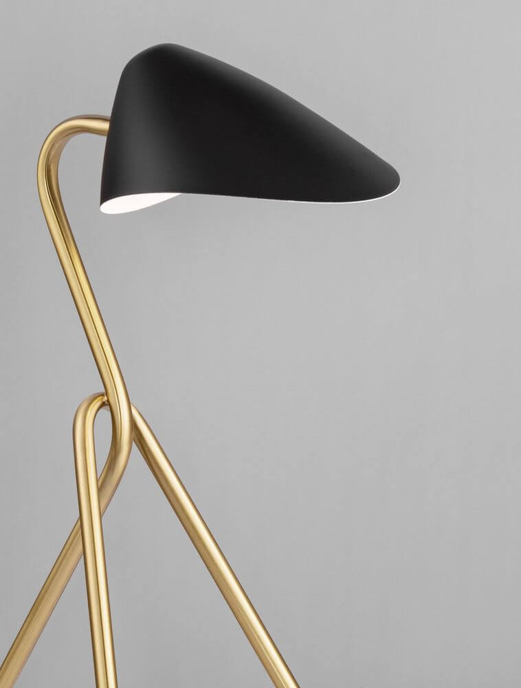 Cork Tischleuchte Schwarz, Gold in modernem Design mit schwarzem Lampenschirm und goldenem Gestell.