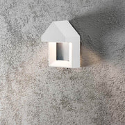 Cosenza LED Udendørs væglampe hvid på en ru væg, stilrent moderne design.