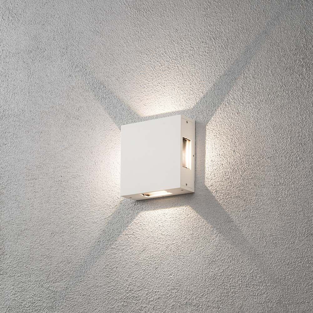 Cremona LED Außen-Wandleuchte 4er-Lichtstrahl einstellbar Weiß an einer Wand montiert mit schönem Lichtspiel.