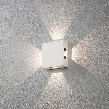 Cremona LED Außen-Wandleuchte 4er-Lichtstrahl einstellbar Weiß an einer Wand montiert mit diffus hissenden Lichtstrahlen.