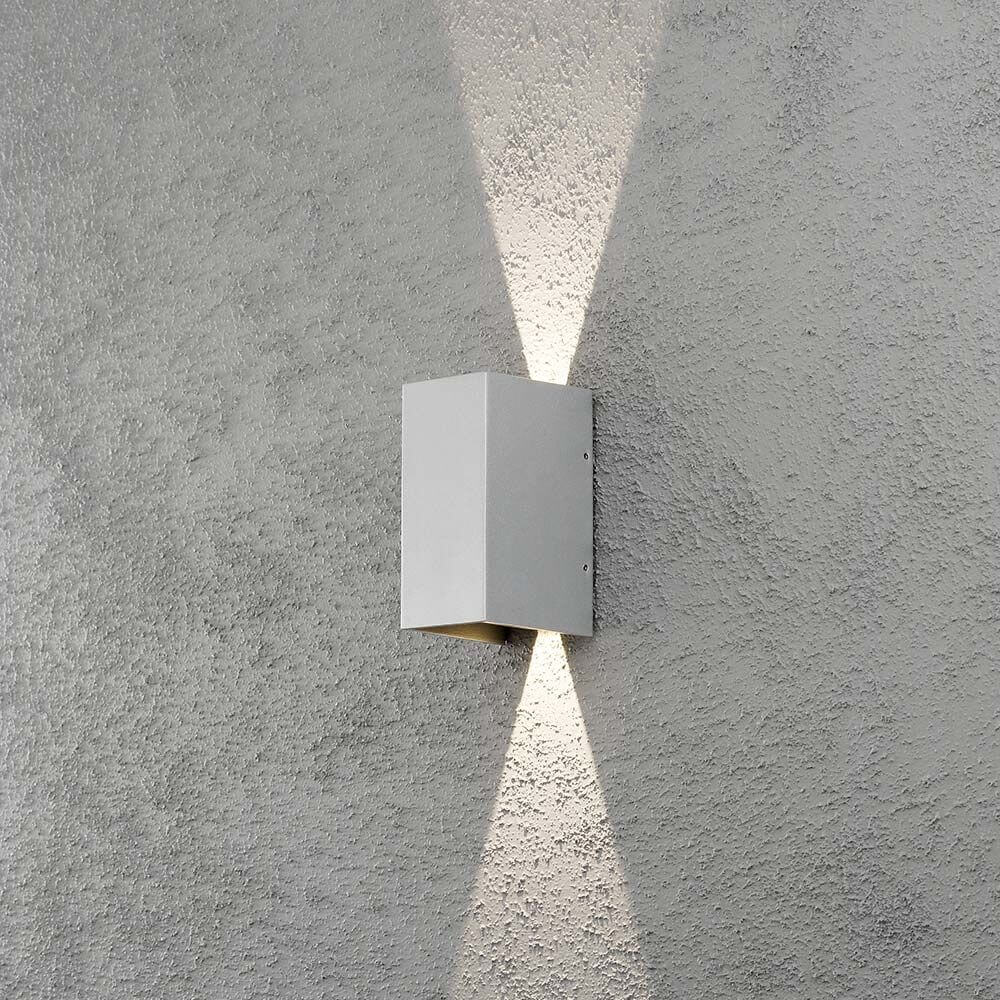 LED Außen-Wandleuchte Cremona verstellbarer Lichtaustritt Grau an einer grauen Wand mit sanftem Lichtaustritt.