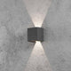 Lampada da parete esterna a LED Cremona con uscita della luce regolabile antracite montata su una parete grigia.