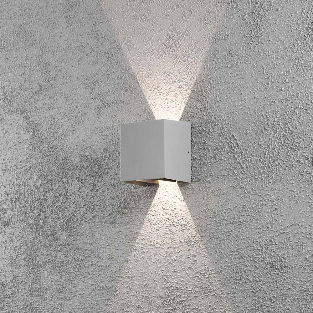 Cremona LED Außen-Wandlampe verstellbarer Lichtaustritt Grau an einer Wand, strahlendes Licht von oben und unten.