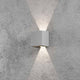 Cremona LED Außen-Wandlampe verstellbarer Lichtaustritt Grau an einer Wand, strahlendes Licht von oben und unten.