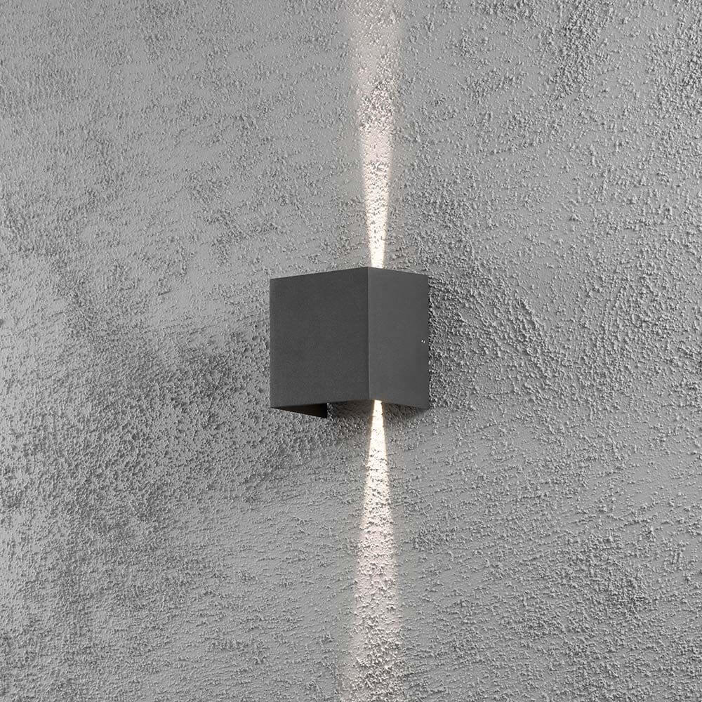 Lampada da parete esterna a LED Cremona con uscita della luce regolabile antracite installata su una parete grigia.