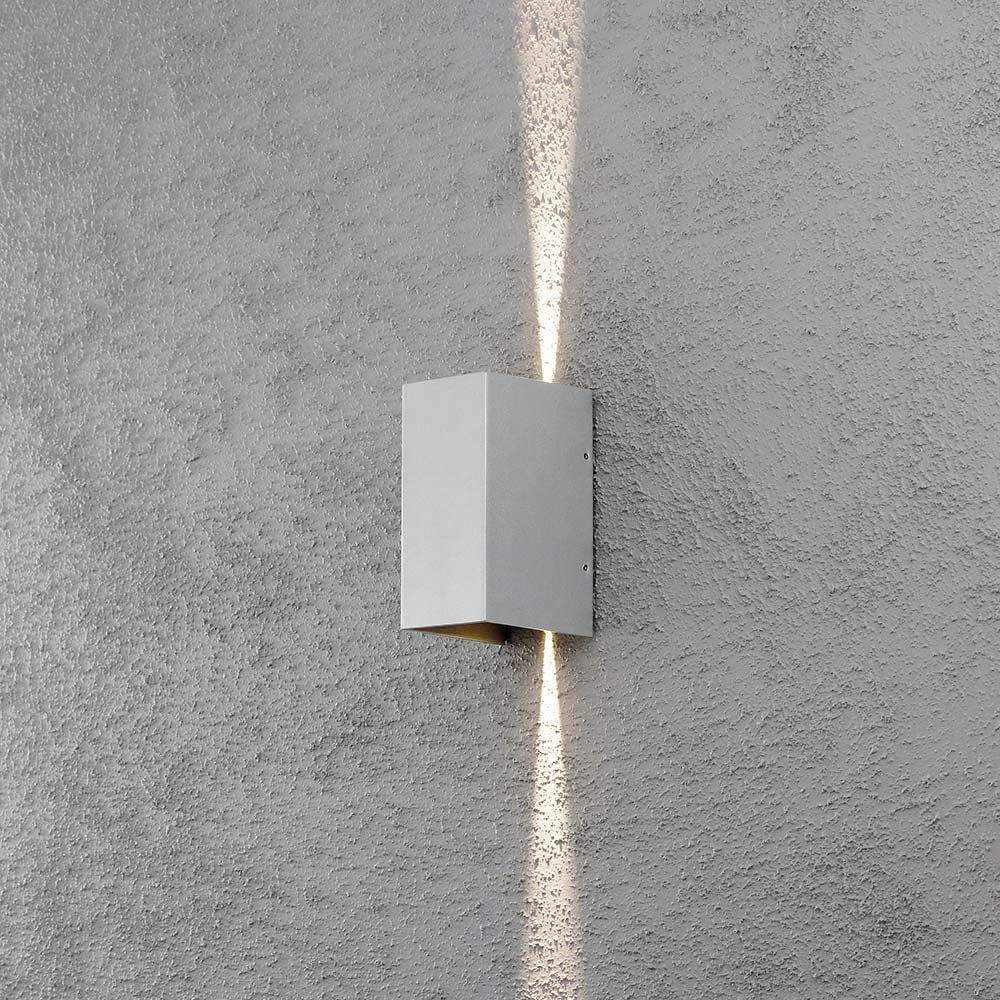 LED Außen-Wandleuchte Cremona verstellbarer Lichtaustritt Grau an einer Wand installiert.