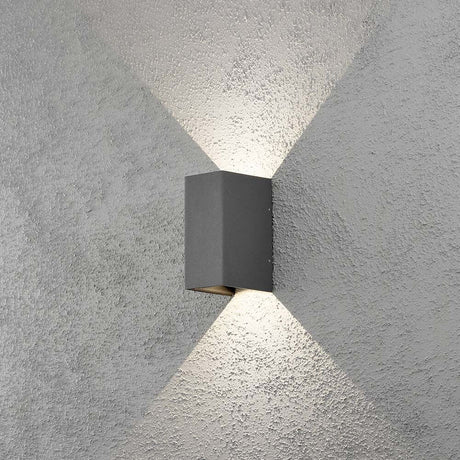 LED Ulko-Seinävalaisin Cremona säädettävällä valonlähteellä antrasiitti, asennettuna seinään valonsäteillä.