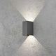 LED Außen-Wandlampe Cremona verstellbarer Lichtaustritt Anthrazit an einer Wand montiert mit Lichtstrahlen.