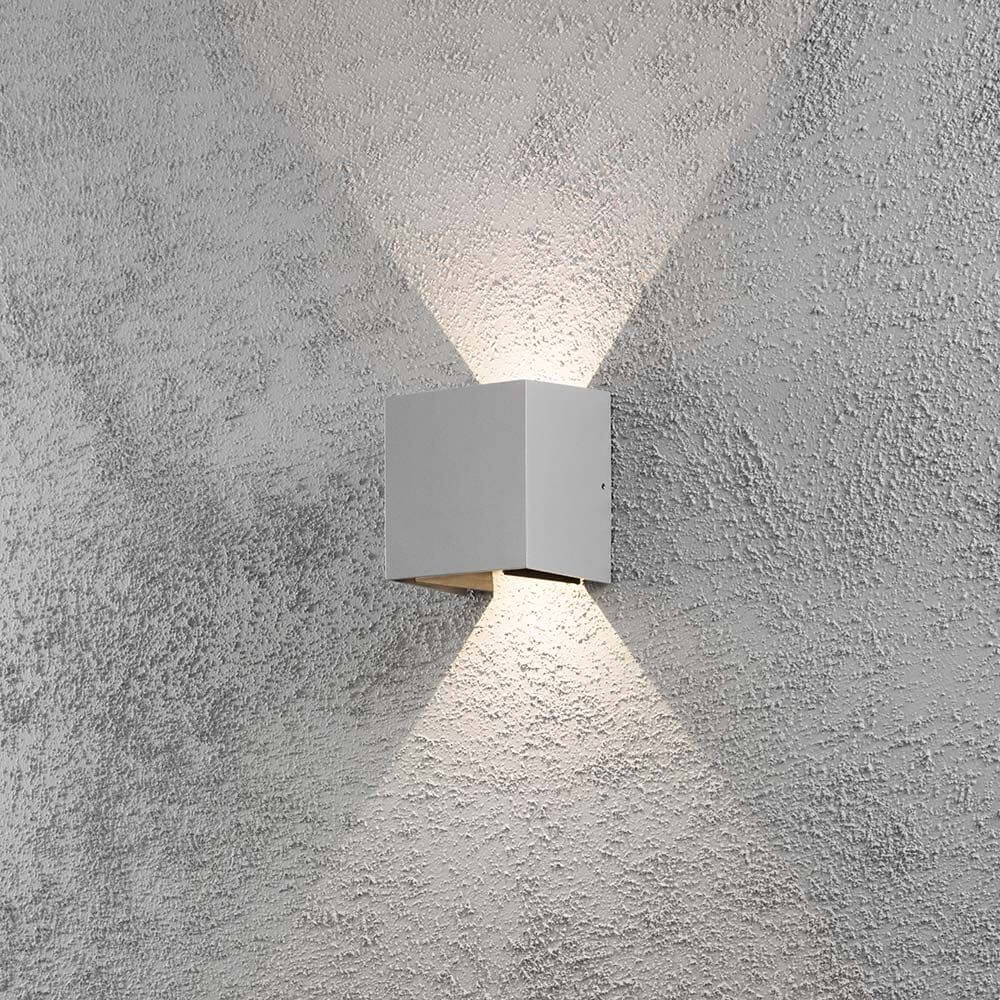 Cremona LED Außen-Wandlampe verstellbarer Lichtaustritt Grau an einer Wand in moderner Umgebung.