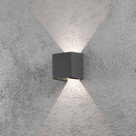 LED utendørs vegglampe Cremona justerbart lysutslipp antrasitt montert på en vegg med lysstråler