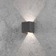 Lampada da parete esterna a LED Cremona con uscita della luce regolabile antracite montata su una parete con raggi di luce