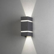 Cremona LED applique murale d’extérieur anthracite au design moderne et à la diffusion douce de la lumière sur un mur.