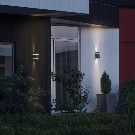 Cremona LED Antracit udendørs væglampe på en moderne husvæg i skumringen.