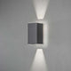 Cremona LED Außenwandleuchte IP54 in Anthrazit an einer Wand mit Lichtstrahlen.