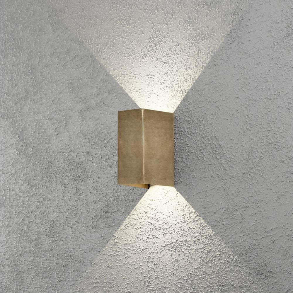 Cremona LED Messing Wandleuchte mit Lichtstrahlen nach oben und unten auf einer grauen Wand