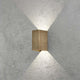 Cremona LED Messing Wandleuchte mit Lichtstrahlen nach oben und unten auf einer grauen Wand
