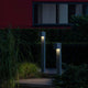 Cremona LED Pollerleuchte Anthrazit im Garten mit verstellbarem Lichtauslass bei Nacht.