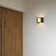 Cremona XL LED utendørs vegglampe, justerbar lysstråle, antrasitt, montert på en vegg ved siden av en innvendig tredør.