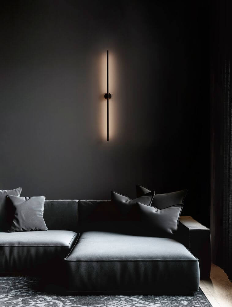 Cretel LED Wandleuchte 3000K Schwarz IP44 an einer eleganten Wand über einem modernen Sofa.