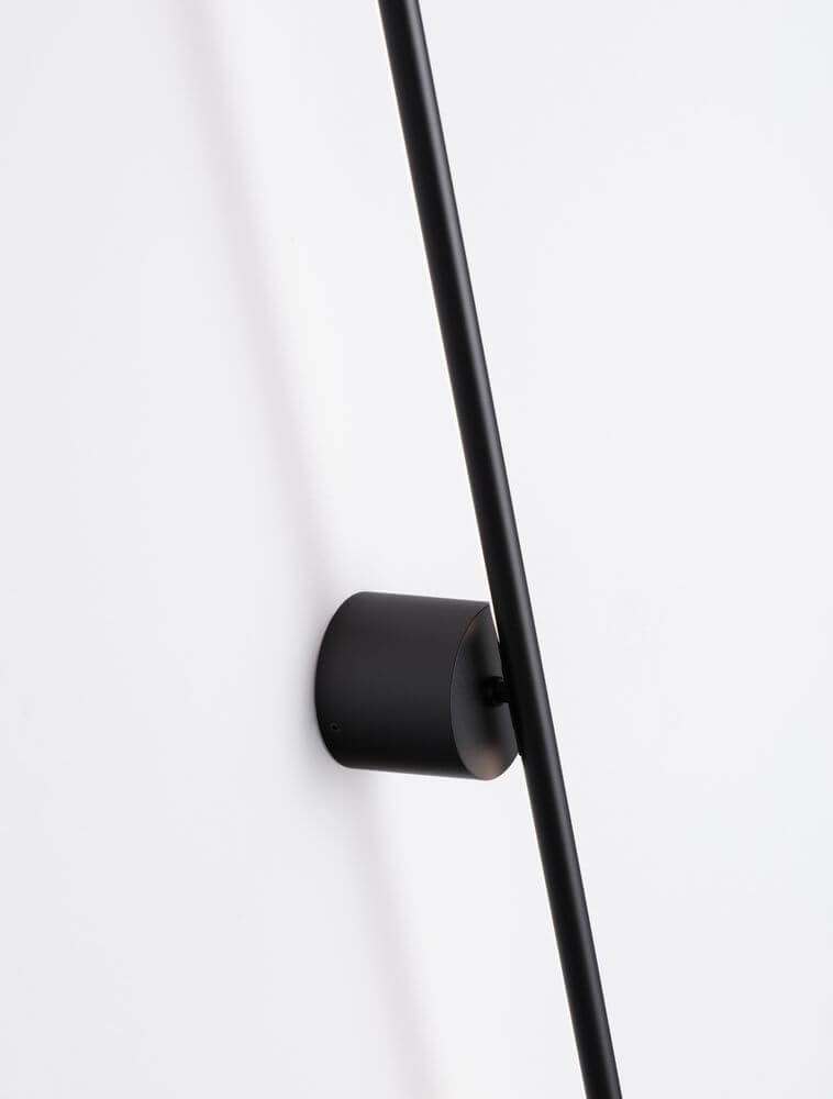 Cretel LED Wandleuchte 3000K Schwarz IP44 an einer Wand montiert, minimalistisches Design, hochwertige Verarbeitung.