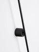 Cretel LED Wandleuchte 3000K Schwarz IP44 an einer Wand montiert, minimalistisches Design, hochwertige Verarbeitung.