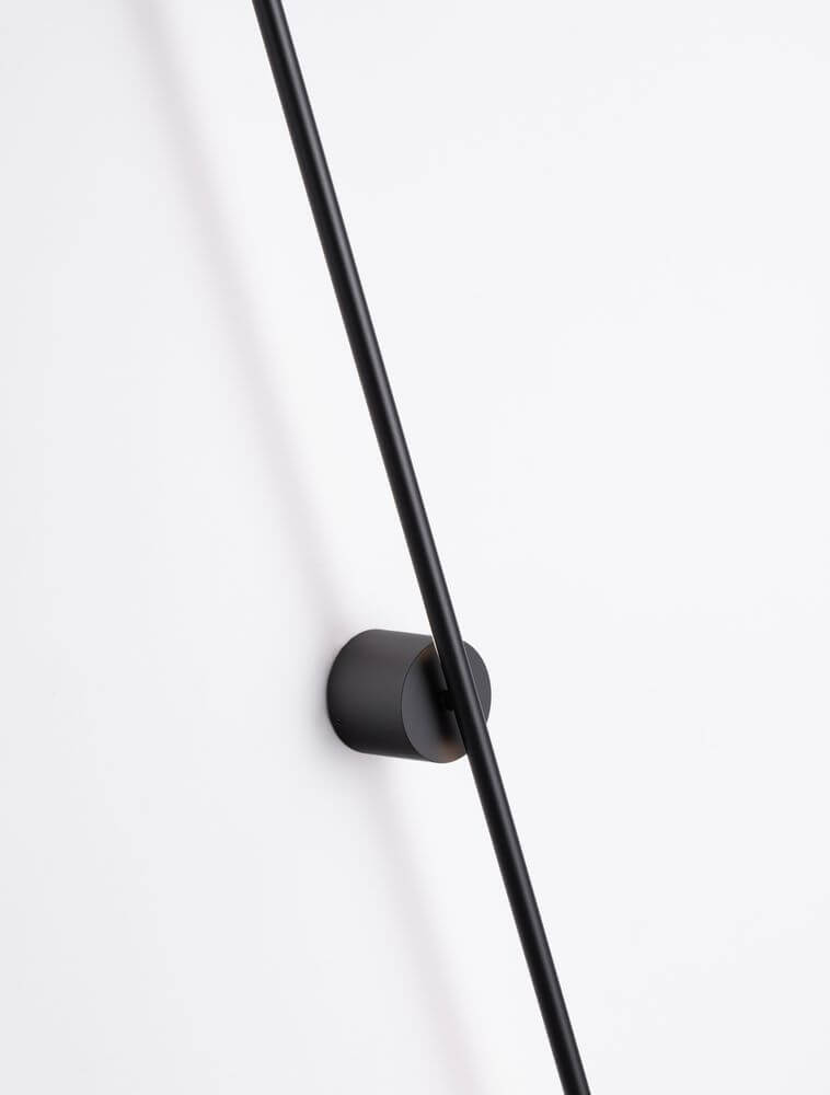 Cretel LED Wandleuchte 3000K Schwarz IP44 an der Wand mit minimalistischen Design und eleganter Farbgebung.