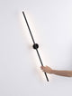 Cretel LED Wandleuchte 3000K Schwarz IP44 mit minimalistischer Design und Hand zur Einstellung.