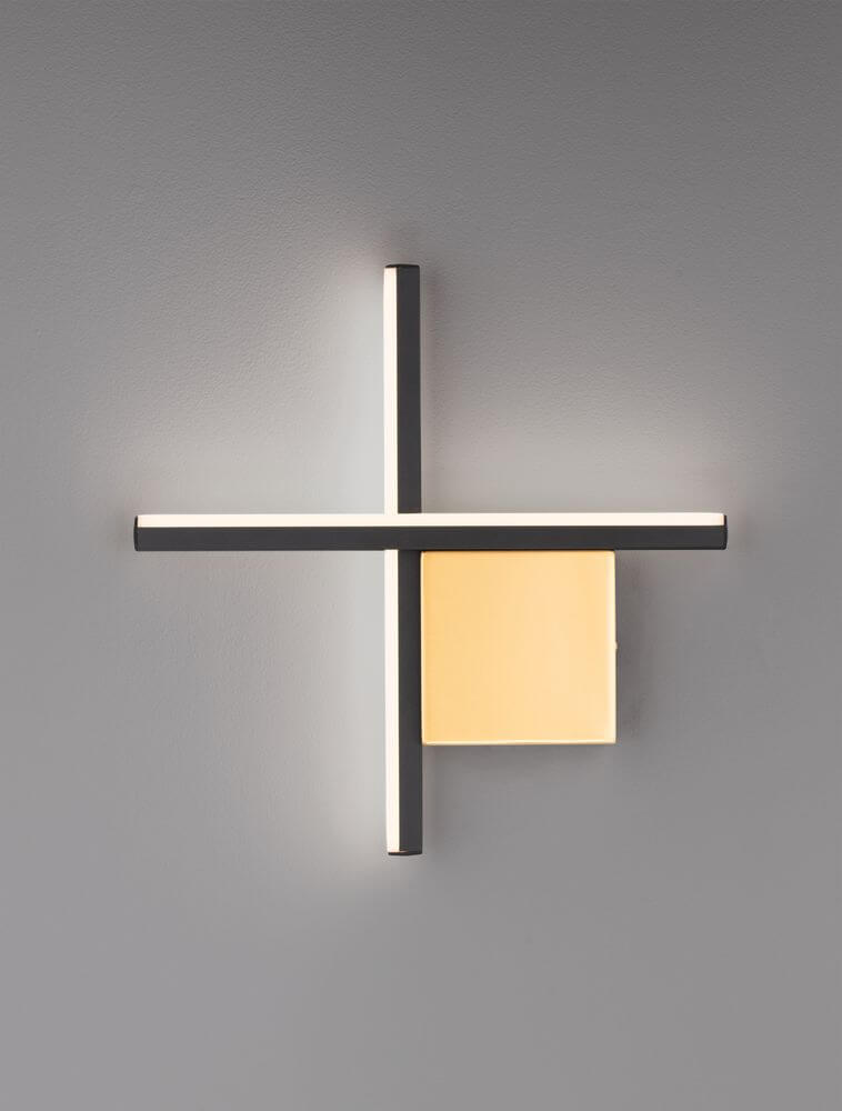 Cross LED Wandleuchte 30cm 2-flammig 2700K mit mattem Gold-Design und spektakulärer LED-Beleuchtung.