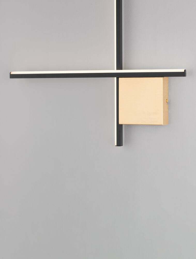 Cross LED Wandleuchte 50cm in mattem Gold und Schwarz, elegantes Design mit beeindruckender LED-Beleuchtung.