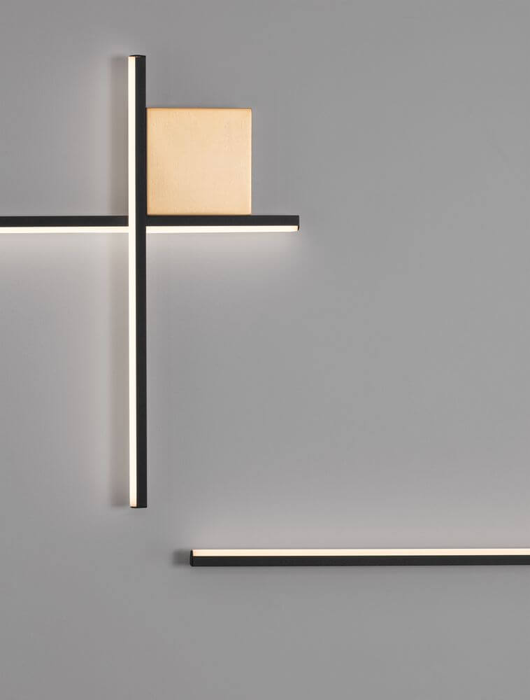 Moderne Cross LED Wandleuchte 50cm mit mattem Gold-Design und spektakulärer Beleuchtung.