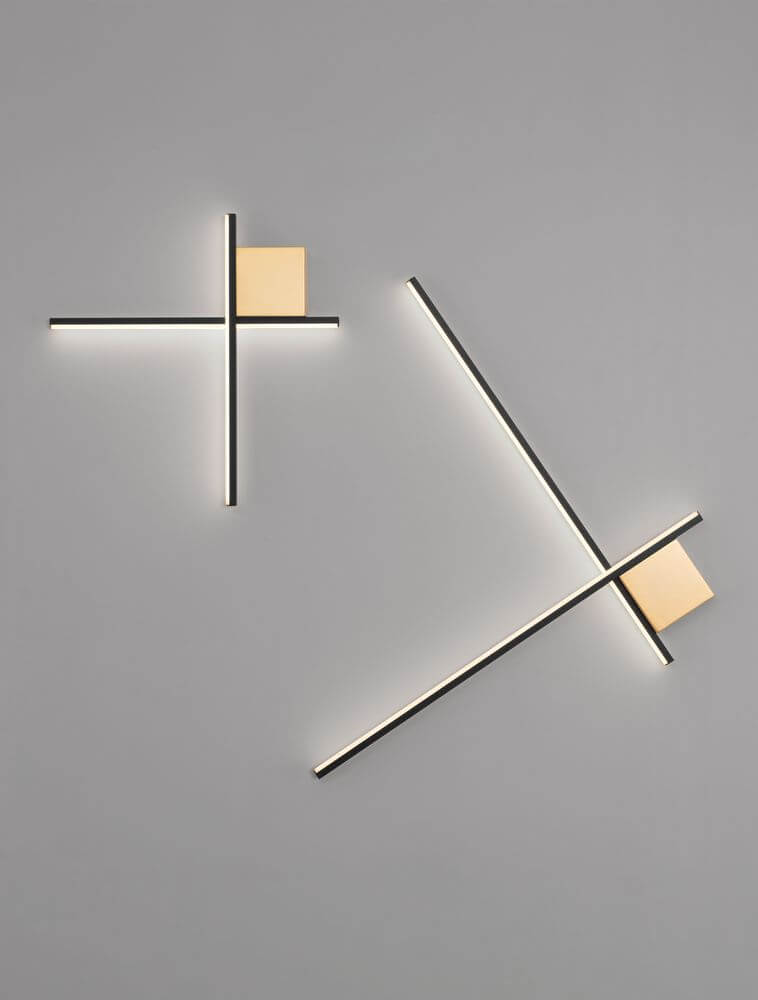 Cross LED Wandleuchte in mattem Gold, geometrisches Design mit spektakulären Lichteffekten, 50cm.