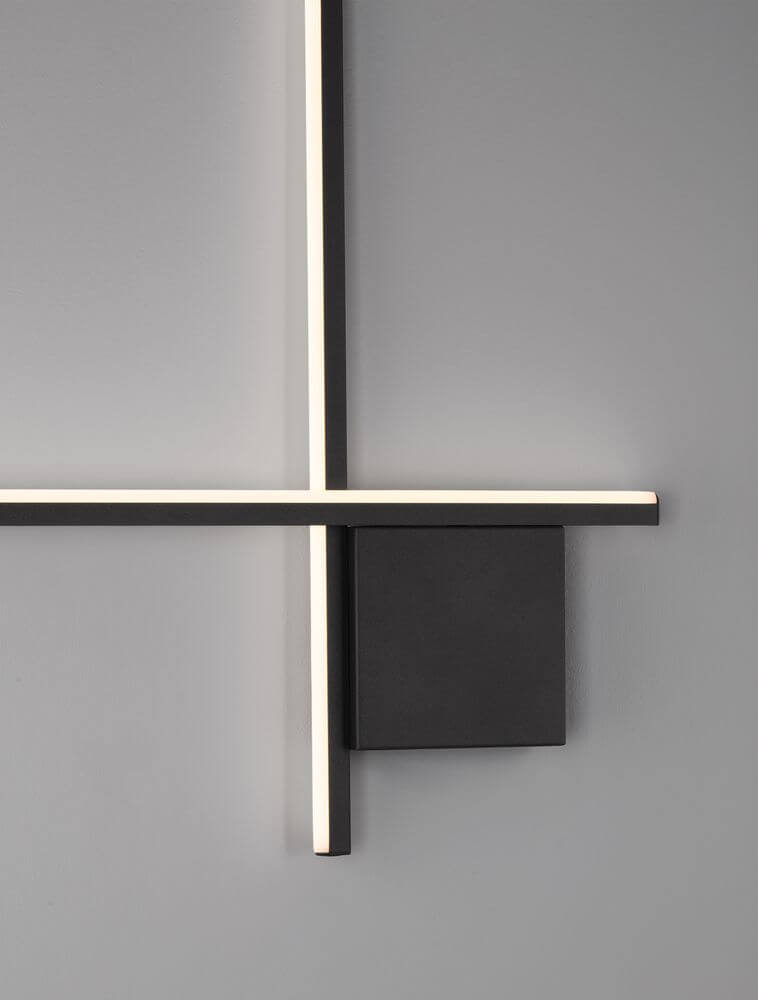 Cross LED Wandleuchte in zeitlosem Design, matt Schwarz mit elegantem Lichteffekt für moderne Räume.