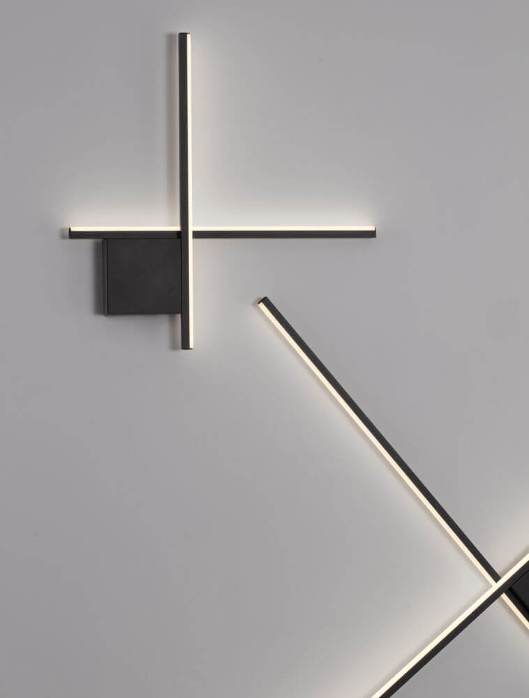 Kreuz LED Wandleuchte in mattem Gold mit spektakulärer Beleuchtung und elegantem, geometrischem Design.