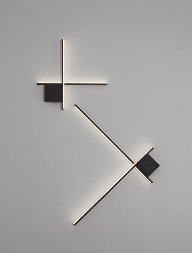Moderne Cross LED Wandleuchte in satinmattem Gold mit geometrischem Design und spektakulären Lichteffekten.