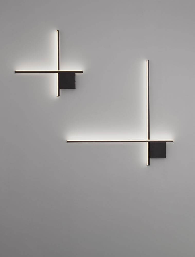 Elegante CROSS LED Wandleuchte in mattem Gold mit geometrischem Design und spektakulärer LED-Beleuchtung.