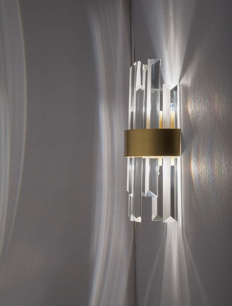 Crown Wandleuchte Gold-Satiniert von Nova Luce, edles Design mit kristallklaren Elementen.