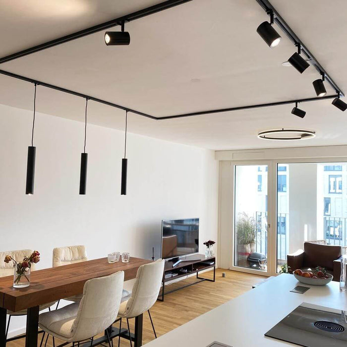 s.luce Krykke hængelampe 1-faset skinne 200cm endeføder i moderne stue over spisebord.