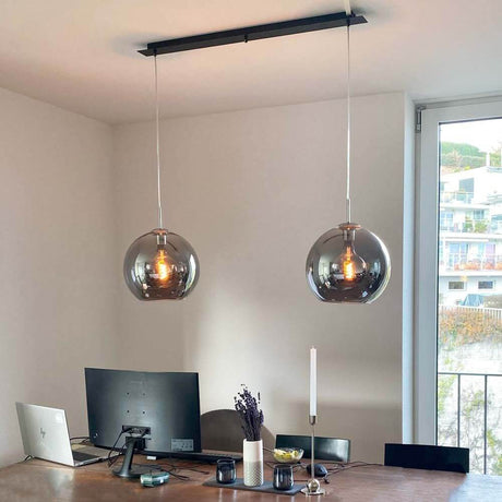 Cup loftskinne til 3 pendler, sort, med enkle pendellamper i et moderne opholdsrum.