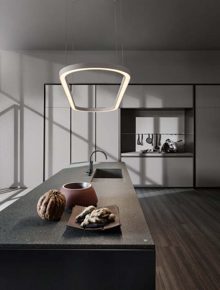 Cuppe LED Pendelleuchte 3000K über moderner Kücheninsel, schwarzes Aluminium, warmweißes 3000K Licht