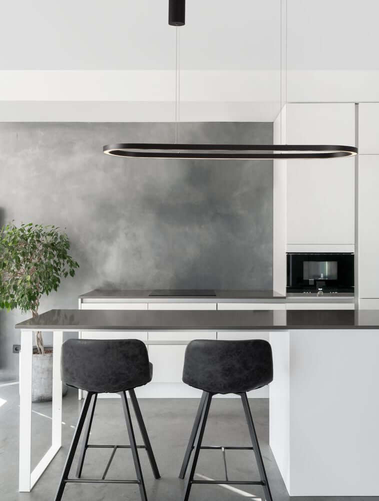 Cuppe LED Pendelleuchte 3000K über moderner Kücheninsel, schlankes schwarzes Aluminium-Design mit warmweißem 3000K Licht