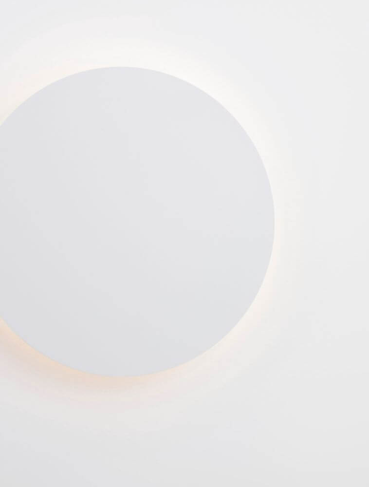Cyrcle LED Wandleuchte Ø 22cm 3000K auf weißem Hintergrund, minimalistisches Design